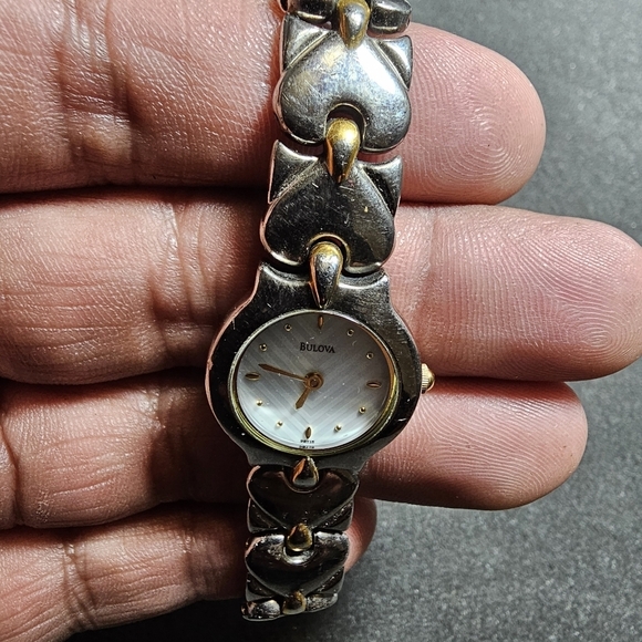 Bulova Ladies Quartz Round Fashion Watch Silver Gold Tone White Dial Working A0 - Picture 3 of 10